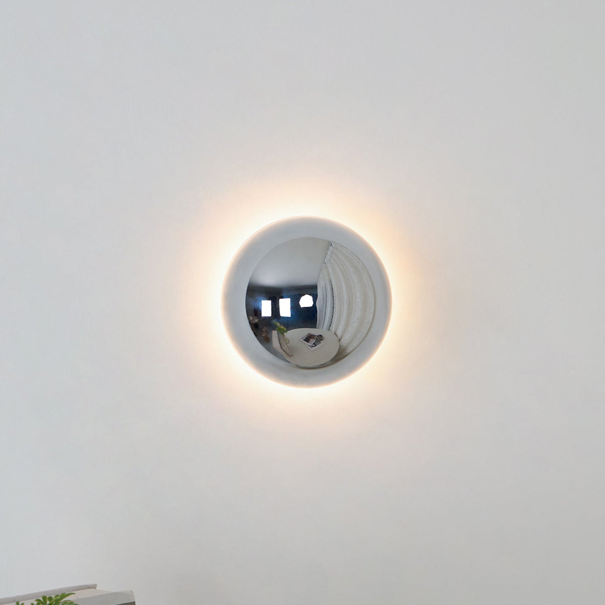 Polora Globe Wall Light