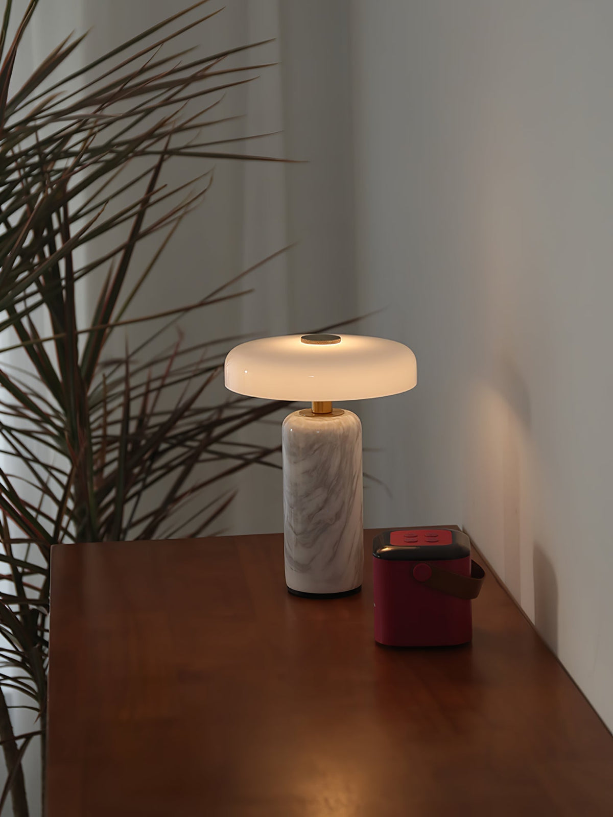 Gindo Globe Table Lamp