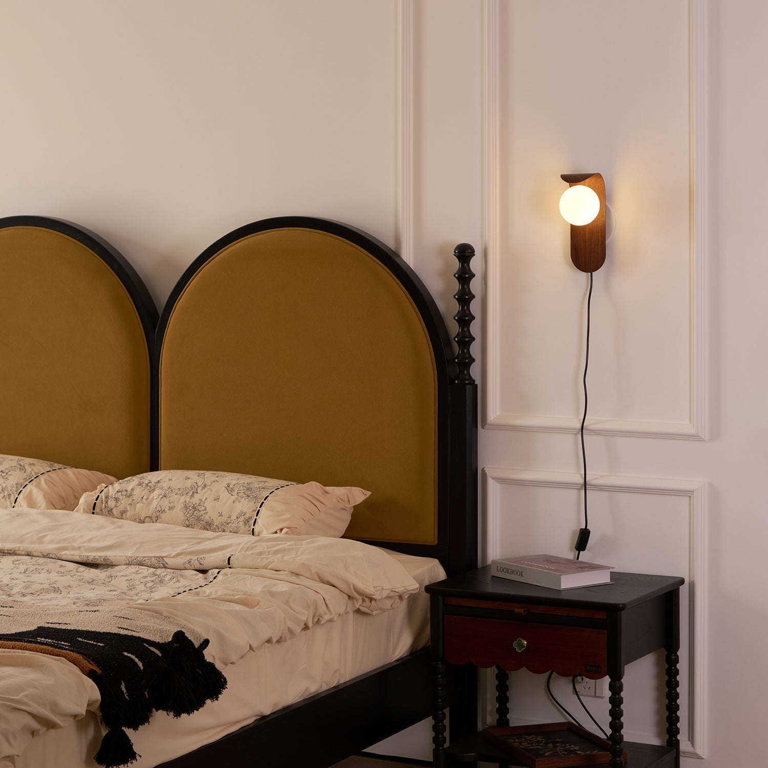 Lyrace Wall Light