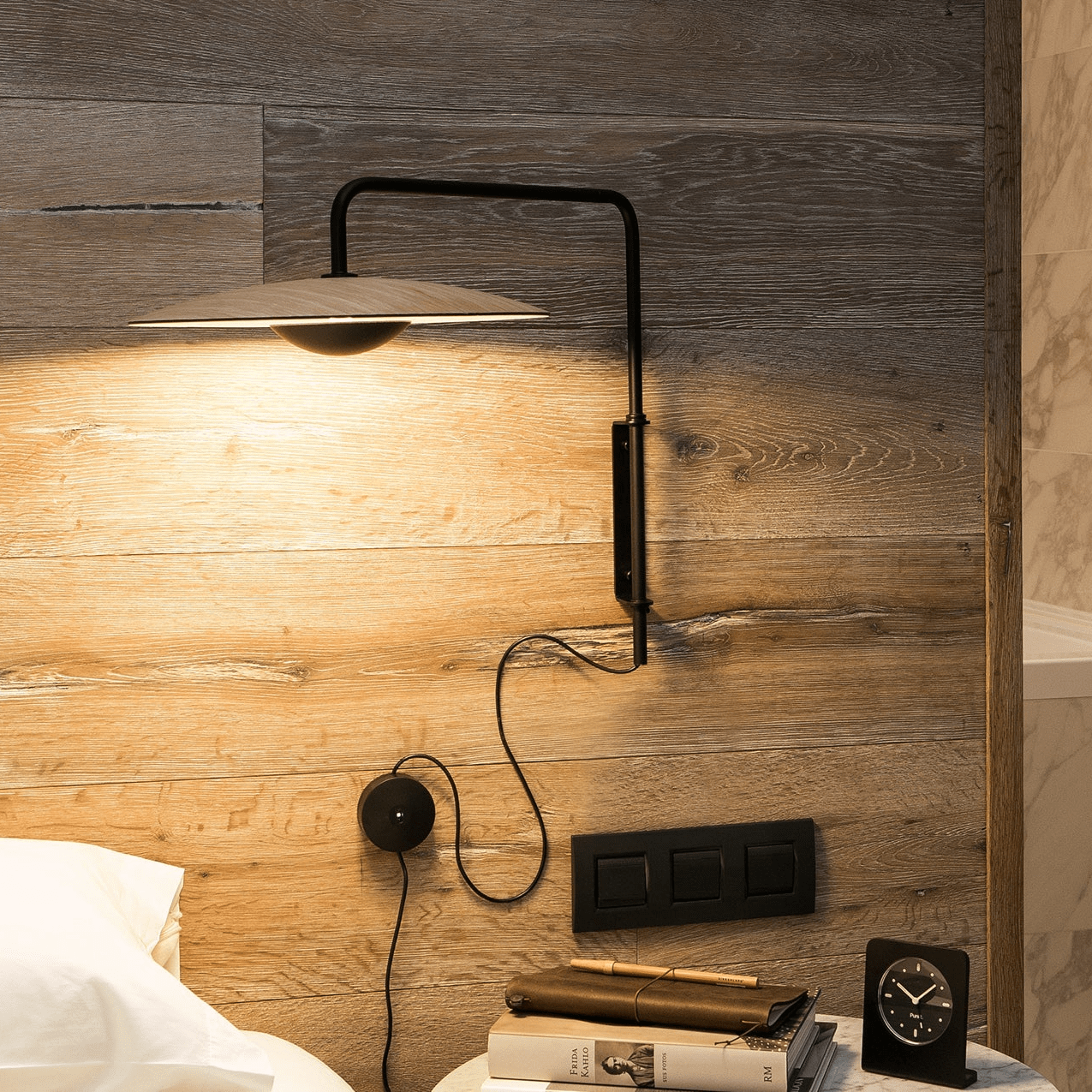 Gezone Swing Wall Light